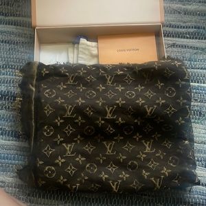 Louis Vuitton scarf/ Shaw .